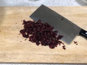 把蔓越莓干稍微切碎一些