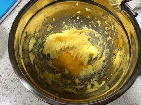 然后再倒入剩下的蛋液，继续用打蛋器低速搅打均匀