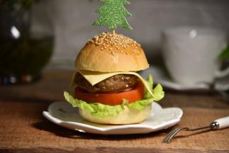 美味的牛肉芝士堡就做好了