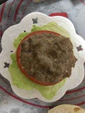 加上牛肉饼，放上芝士片，合上另外半片面包