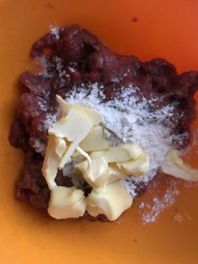 加一个鸡蛋增加黏性，再加入面粉和黄油，拌匀搅上劲儿