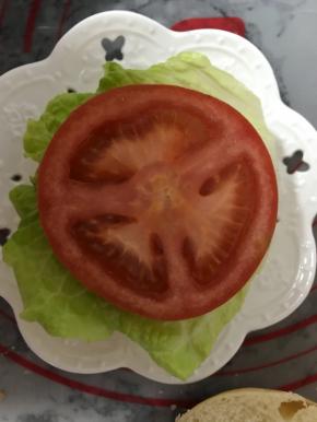 依次放上生菜叶、番茄片