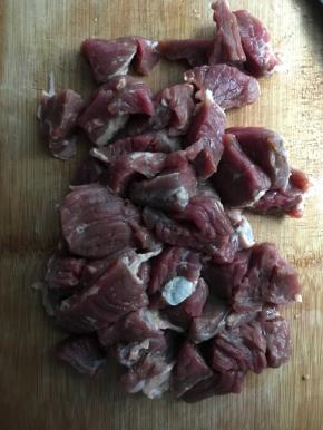 牛肉切小块