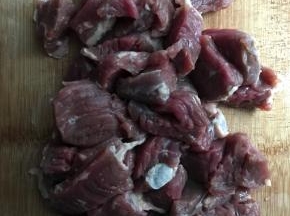 牛肉切小块
