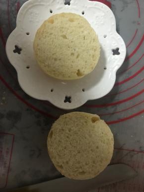 把面包坯从中间切开