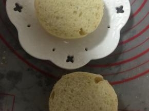 把面包坯从中间切开