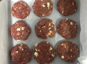 拍成小肉饼 放进烤盘