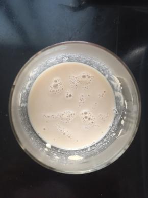 最近天气寒冷，把酵母用温水化开（这个温水的重量包含在面包胚的总含水量里）