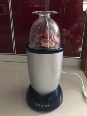 用料理机打成肉糜