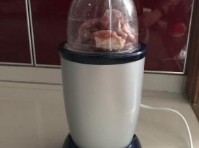用料理机打成肉糜