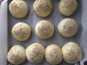 刷上蛋液，撒白芝麻