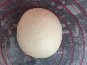 面团收圆，盖上保鲜膜，在温暖处健康进行基础发酵，发到两倍大就可以了