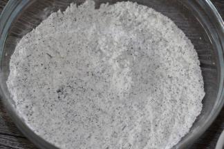 用一大碗放入低筋粉和红茶，混合均匀