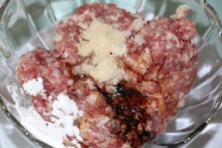 肉末加入酱油、鸡粉、玉米淀粉、油、老抽