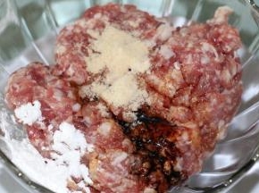 肉末加入酱油、鸡粉、玉米淀粉、油、老抽
