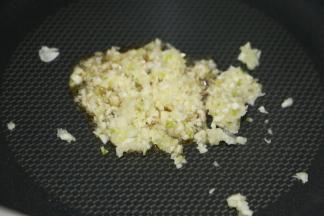 放入蒜末，爆香