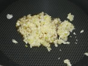 放入蒜末，爆香