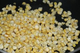 中火、热锅冷油，下玉米粒炒一分钟