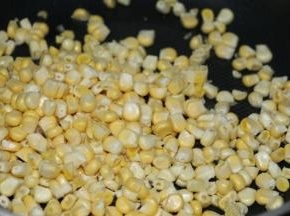 中火、热锅冷油，下玉米粒炒一分钟
