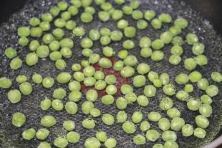 烧一锅开水，放入青豆焯水30秒