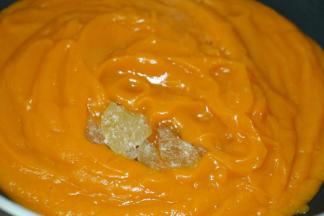 开小火，放入冰糖，冰糖最好弄碎。