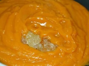 开小火，放入冰糖，冰糖最好弄碎。