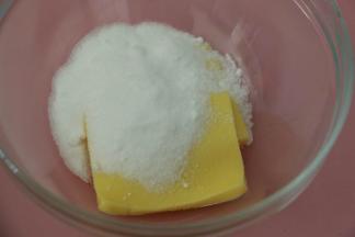 黄油软化至轻按有坑，倒入砂糖