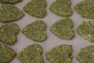 180度预热烤箱，
把饼干有间隔地排放进烤盘
180分钟烤18分钟即可