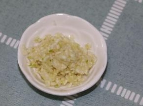 蒜头切成蒜末