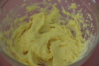 用电动打蛋器低档混合打发一下