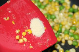 下青豆，一起翻炒半分钟，下鸡粉