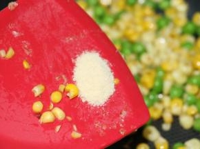 下青豆，一起翻炒半分钟，下鸡粉