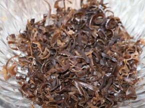 烧一锅开水，把泡发好的木耳煮断生，切丝，煮木耳的水用一个大碗盛起，等温度凉至微温时用来过洗香菜
