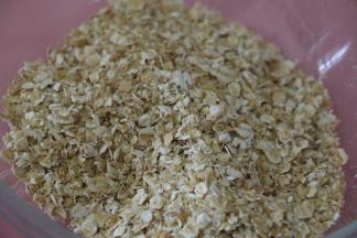 用一大碗，放入燕麦片和小麦胚芽，混合均匀