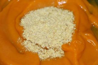 边煮边搅拌至冰糖快化开时放入小麦胚芽