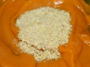 边煮边搅拌至冰糖快化开时放入小麦胚芽