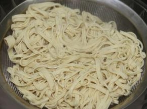 烧一锅开水，放入豆腐皮丝焯水1分钟，捞起沥干水