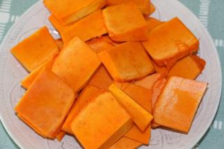 南瓜去皮切片，入锅蒸熟
