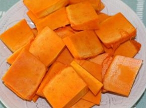 南瓜去皮切片，入锅蒸熟