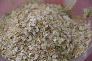 切拌至无干粉状，倒入混合好的燕麦和小麦胚芽还有核桃仁碎