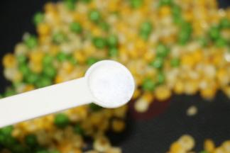 下盐，快速翻炒均匀