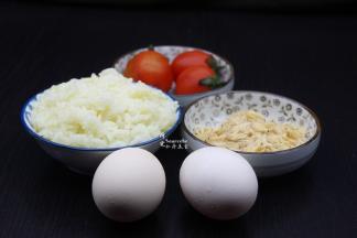准备食材：土鸡蛋、虾米、圣女果、米饭、香葱等；