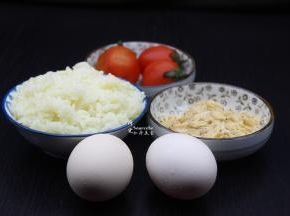 准备食材：土鸡蛋、虾米、圣女果、米饭、香葱等；