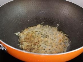 热锅，倒油，小火煸香虾米；放一点姜粉去腥