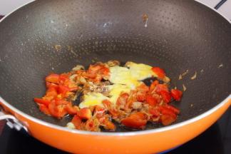 打散的蛋液、加入翻炒；