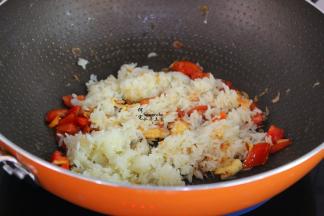 米饭加入，爆炒；