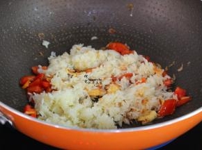 米饭加入，爆炒；