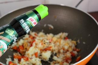 加入生抽翻炒；