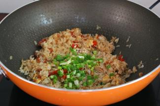 放盐、香葱炒均即可。