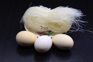 准备食材：土鸡蛋、粉丝、香葱等；